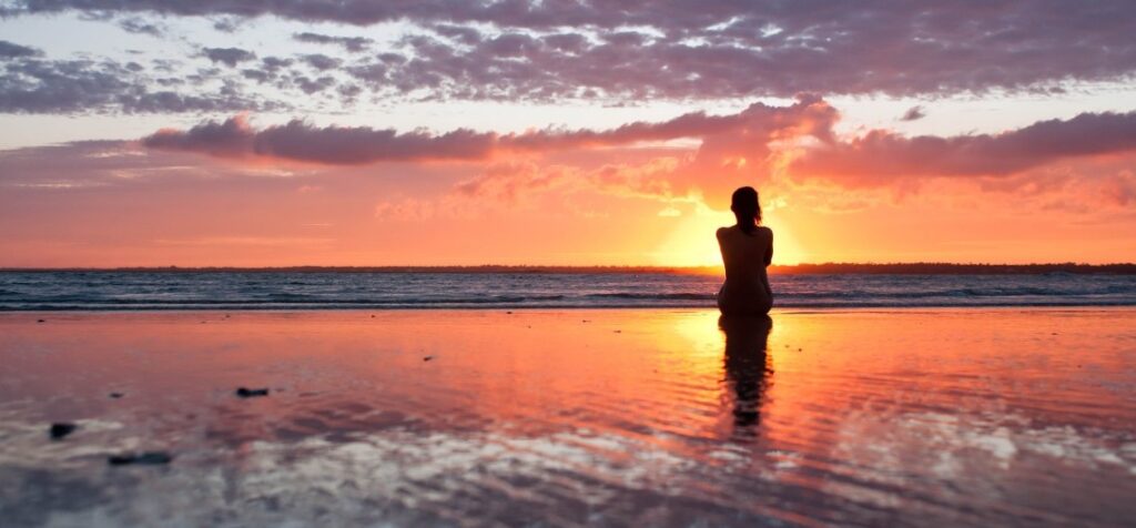 siluetta-di-donna-al-tramonto-spiaggia-cielo-di-sera-202635-e1434520181934